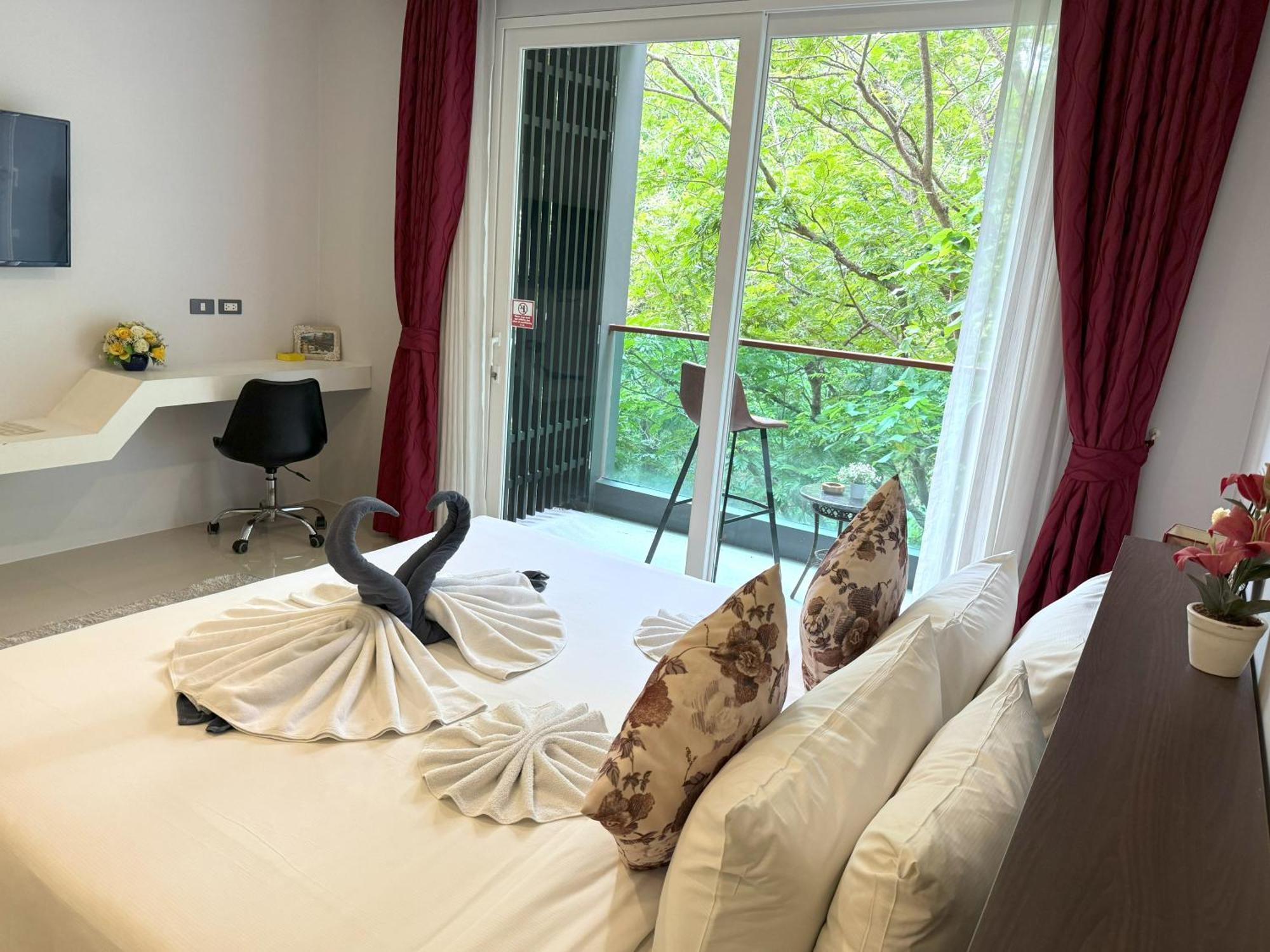 Private Apartment At Emerald Terrace Patong Exterior foto